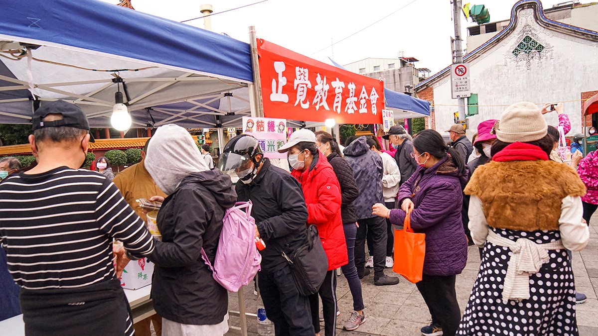 排隊領取點心的民眾絡繹不絕-2