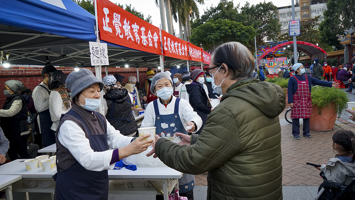 現場提供芋頭米粉湯、麵線及香滷豆乾