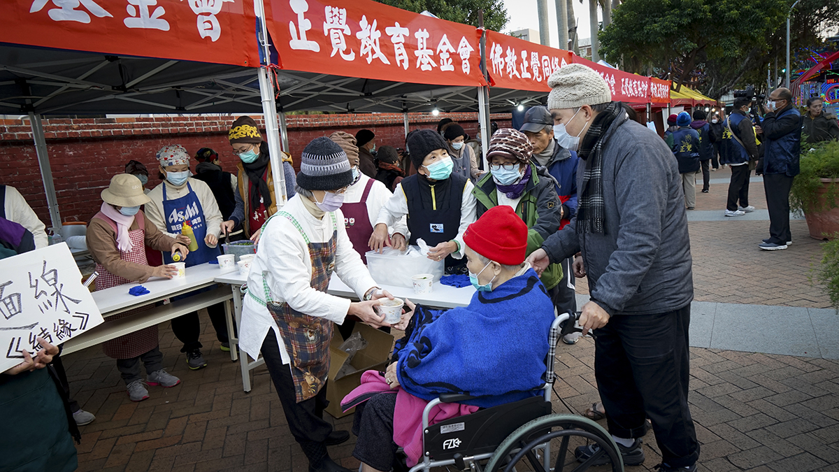 现场提供芋头米粉汤、面线及香卤豆干