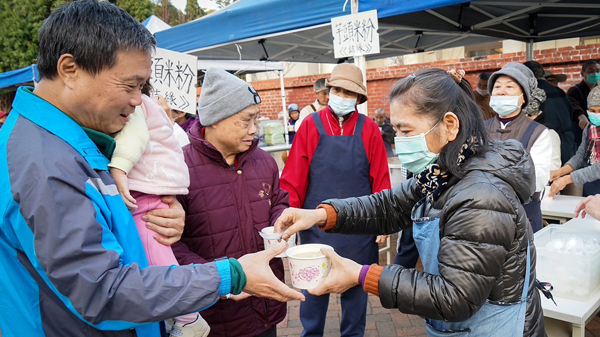 現場提供芋頭米粉湯、麵線及香滷豆乾