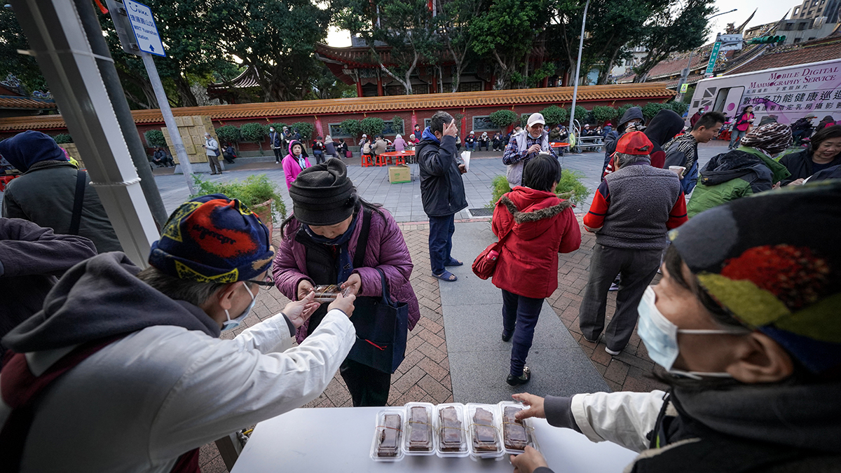 现场提供芋头米粉汤、面线及香卤豆干