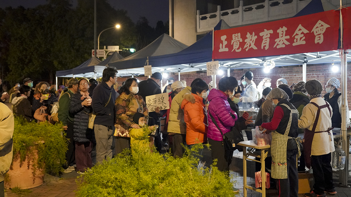 里民不畏低温，开心享用热腾腾的点心